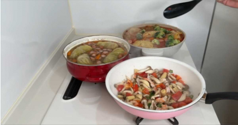 親密大家族的媽媽拍下料理過程。(圖/翻攝自YouTube)