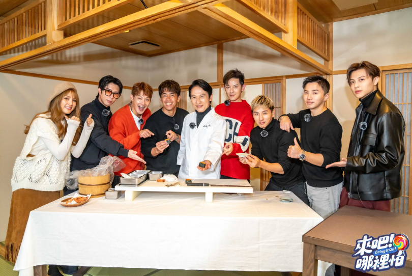 市長（左5）親自化身職人捏壽司為六棒應援。（圖／TVBS提供）