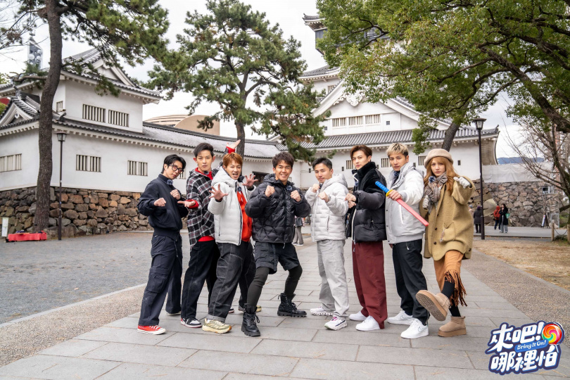 （左起）小杰、敖犬、威廉、武井壯、阿緯、王子、小煜、朵拉在古蹟小倉城前大玩盲劍客遊戲。（圖／TVBS提供）