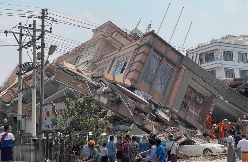 緬甸昂潘鎮一棟酒店不敵今(28)日下午接連二次強震,瞬間崩塌變廢墟,現場有救援隊在救人。(圖/翻攝自臉書/Moe Satt Maung)