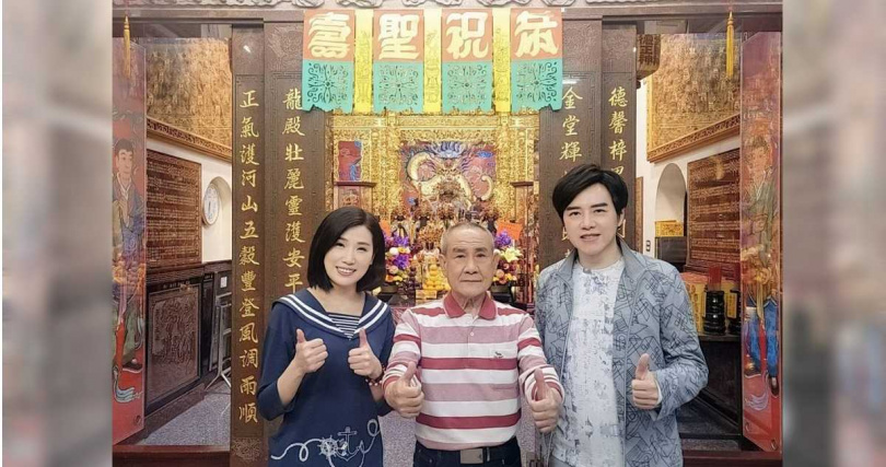 余秀娟與製作人廖偉志虔誠參拜。（圖／百福唱片提供）