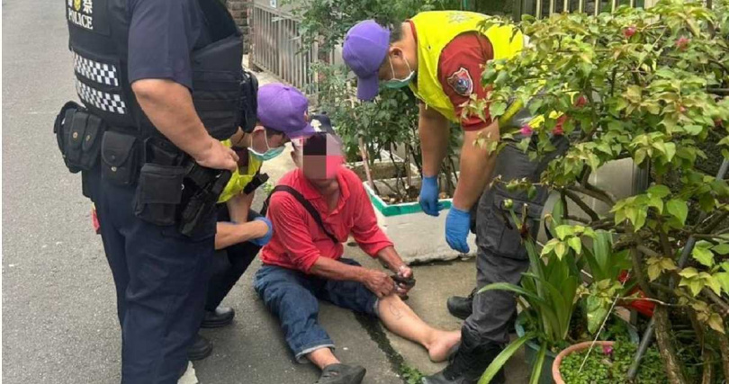 6旬老翁白髮人送黑髮人借酒澆愁醉倒路邊，桃園市大園警方巡邏見狀，暖心開導協助送其返家。（圖／警方提供）