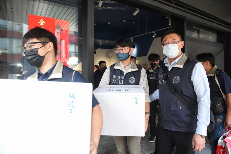 朝野立委大罷免之際,賴政府大舉搜查國民黨地方黨部、羈押在野黨主席,遭批選擇性辦案,如今資安法修法,在野黨聯很憂心行政機關擴權。圖為北檢大舉搜索國民黨台北市黨部,並羈押黨部主委黃呂錦茹迄今(圖/報系資料照)