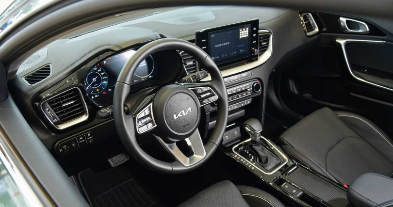 The Ceed Sportswagon 車室內裝的鋪陳格局承襲簡潔歐風基因，搭載 12.3吋整合智慧型全數位儀表板與8吋多媒體影音觸控系統（圖／Kia提供）。