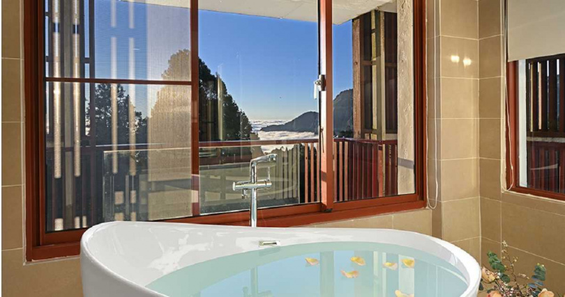 阿里山賓館貴賓套房可觀賞雲海夕陽美景。（圖／阿里山賓館提供）