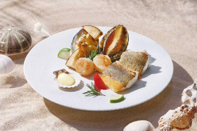 夏慕尼推出平日限定活動,雙人以上同行出示身分證各有1或一、壹字樣,贈「鮑魚干貝海鮮盤」。(圖/王品集團提供)