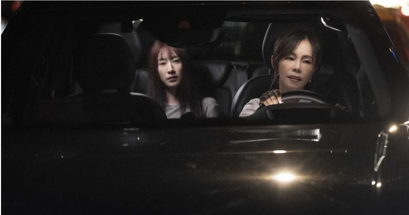 彭佳慧（右）在MV中化身Uber司機。（圖／索尼音樂提供）