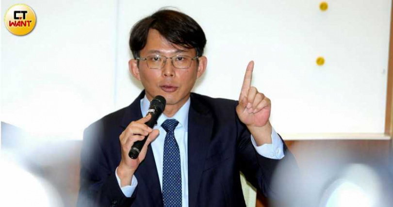 民眾黨主席黃國昌表示,這種民間自發的組成,大家都尊重,也希望讓台灣的民主更有活力。(圖/周志龍攝)
