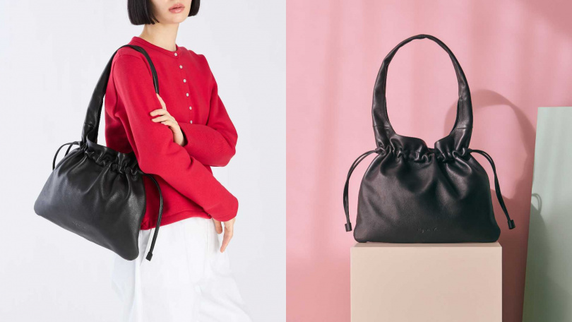 agnès b.羊皮抽繩肩背包／13,980元（圖／品牌提供）