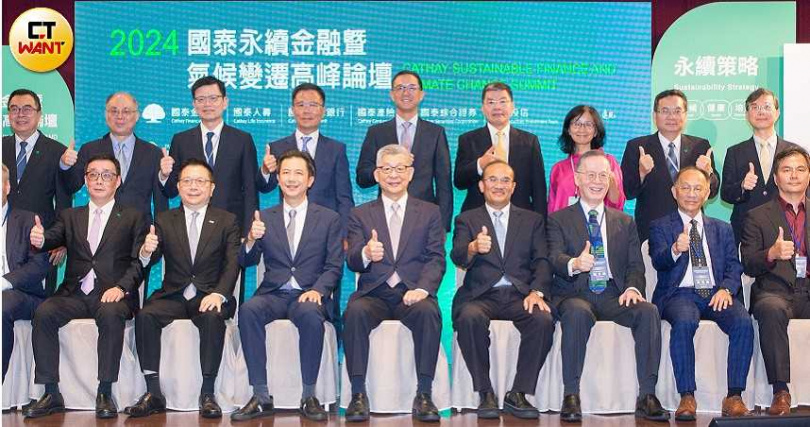 國泰金董事長蔡宏圖、國泰世華銀副董事長蔡宗翰這對父子,於2024年大型活動中常見同框合影。(圖/黃威彬攝)