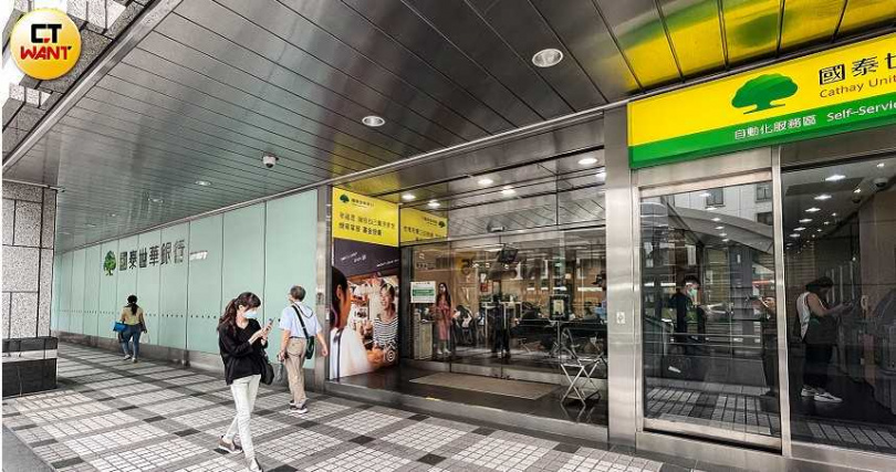 2024年國泰金控大賺1,111.9億元,每股稅後盈餘EPS為7.28元,皆創歷史次高。(圖/黃威彬攝)