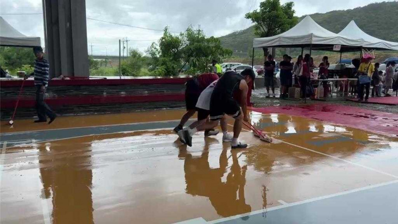 台東縣達仁鄉公所斥資3千萬的新籃球場不敵陣雨。（圖／讀者提供）