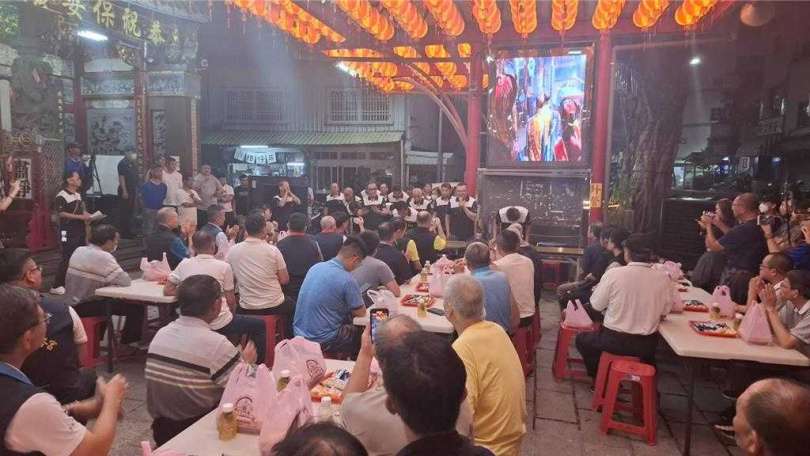 台南市西羅殿總幹事陳毓文21日晚間召開說明會還原與普濟殿斷交始末，廟埕廣場擠爆民眾。（圖／中國時報記者程炳璋攝）