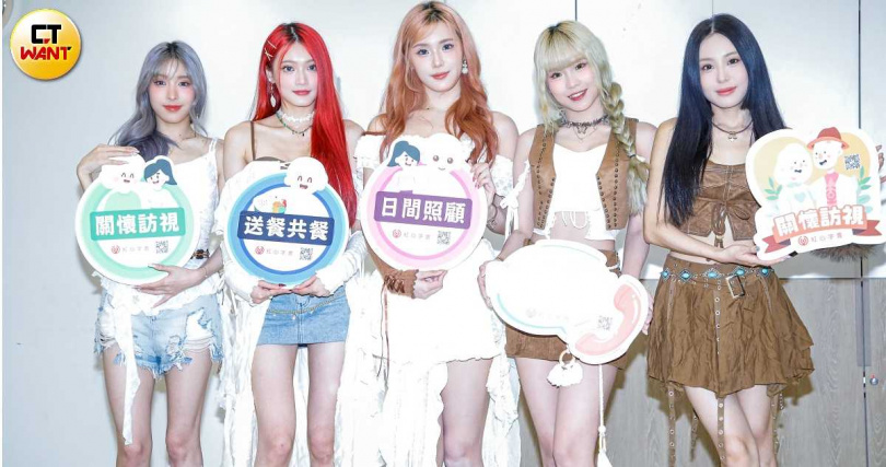 ELL&s在父親節前夕，前往紅心字會老人中心探視高齡長者們。（圖／趙文彬攝）