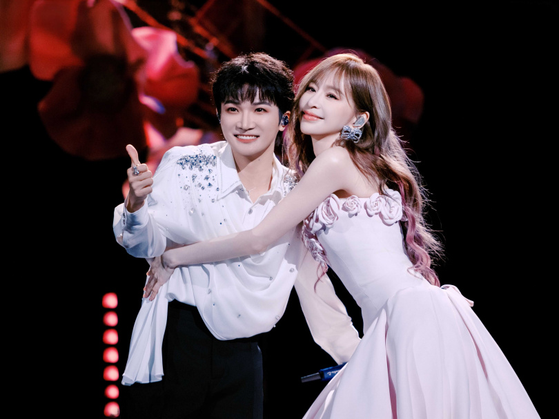 王心凌與周深夢幻合唱〈大眠〉。（圖／天晴娛樂提供）