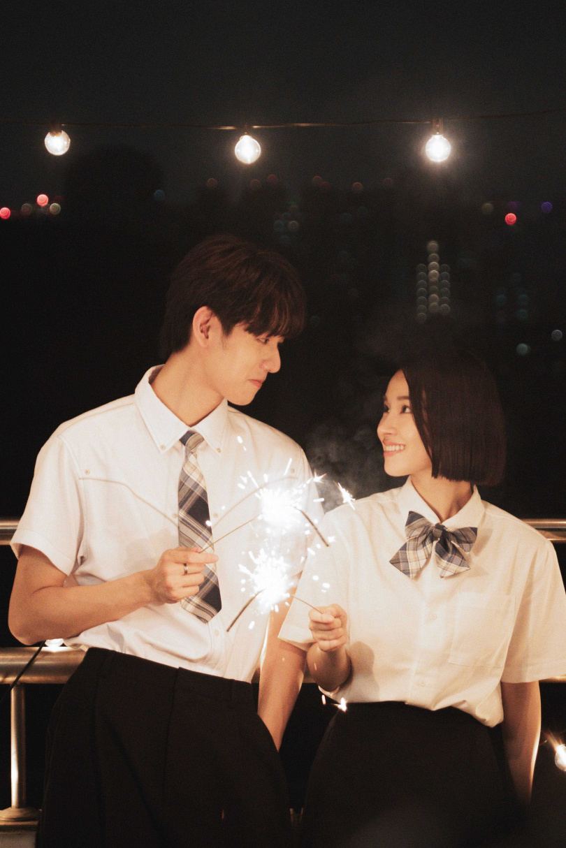 玩仙女棒是洪暐哲的罩門。（圖／年代整合行銷提供）