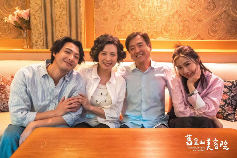 《舊金山美容院》連晨翔(左起)、陳孝萱、檢場、方志友飾演一家人。（圖／TVBS）