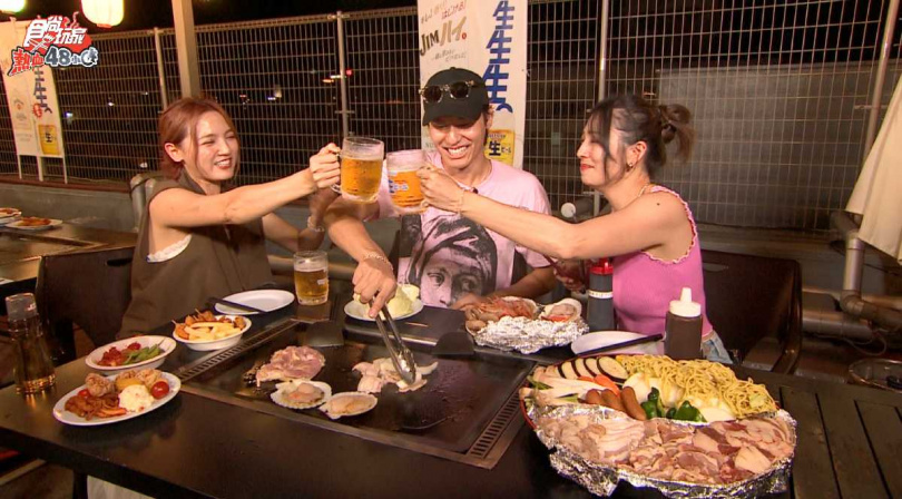 朵拉（左起）、風田、阿喜前往九州，享用鐵板燒。（圖／TVBS提供）