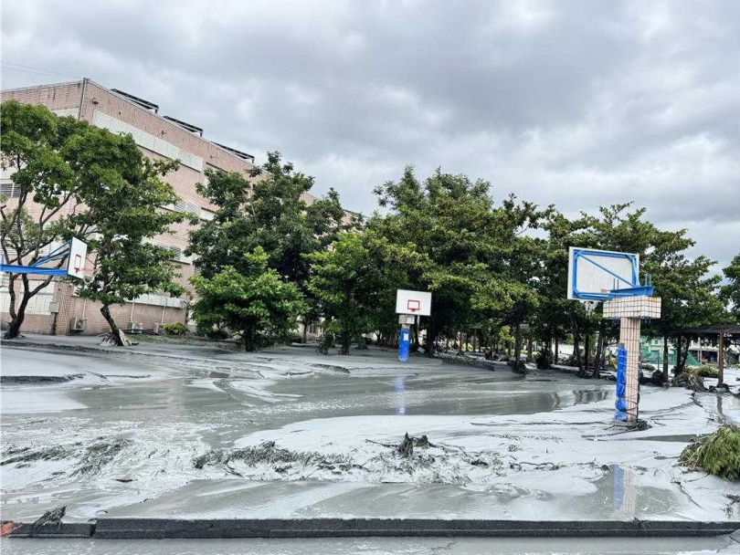 花蓮縣光復鄉在強降雨後災情慘重，光復商工、光復國中受損嚴重，但教育不因洪水而中斷！（圖／中國時報吳佩蓉）