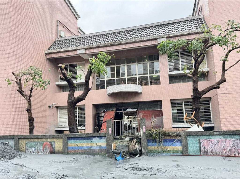 花蓮縣光復鄉在強降雨後災情慘重，光復商工、光復國中受損嚴重，但教育不因洪水而中斷！（圖／中國時報吳佩蓉）