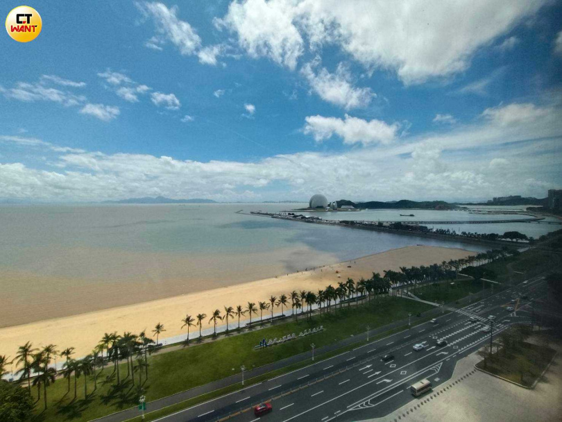 珠海情侶路沿途大多是美麗沙灘。(圖/陳曼儂攝)