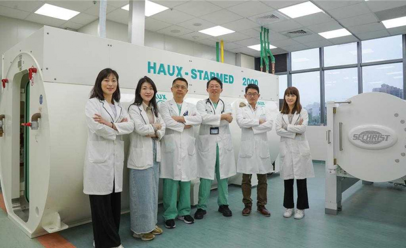 中國醫藥大學新竹附設醫院的胸腔暨重症科醫療團隊,運用高壓氧儀器治療病患急性突發性耳聾。(中醫大新竹附醫提供/王惠慧新竹傳真)