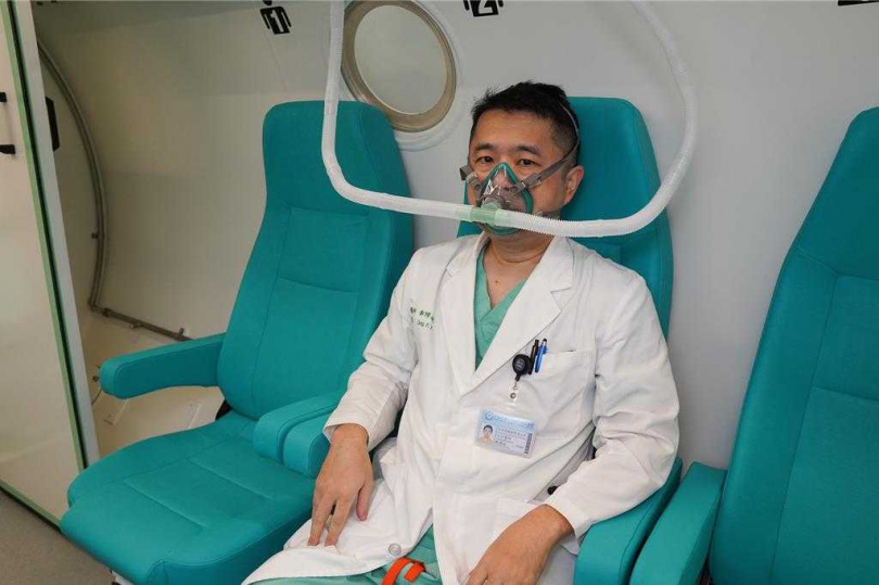 中國醫藥大學新竹附設醫院胸腔暨重症科醫師鄭博斌提醒,一旦察覺到有急性突發性耳聾症狀,應快就醫,以免延誤治療。(圖/王惠慧攝)