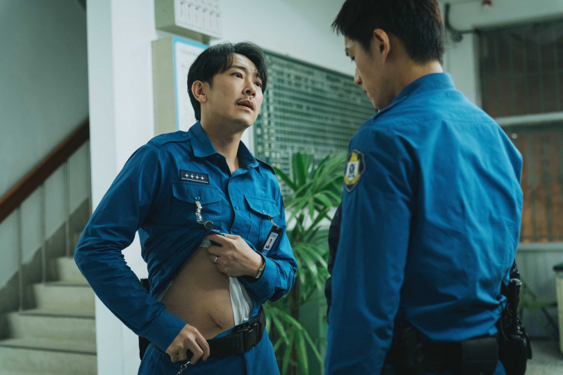 施名帥「震撼教育」,掀衣秀疤霸氣警告菜鳥。(圖/愛奇藝國際版、壹壹影業提供)