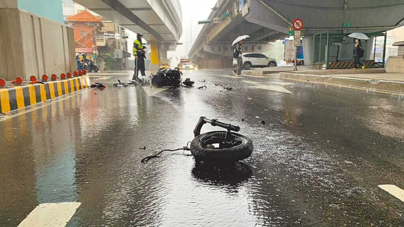 新北市大漢橋機慢車意外頻傳，2025年4月就發生一起機車駕駛人在新莊端下橋時自撞橋墩倒地，最後送醫不治的憾事，主管機關一定要優化動線避免遺憾重演。（圖／翻攝自新北市警察局新莊分局媒體群組）
