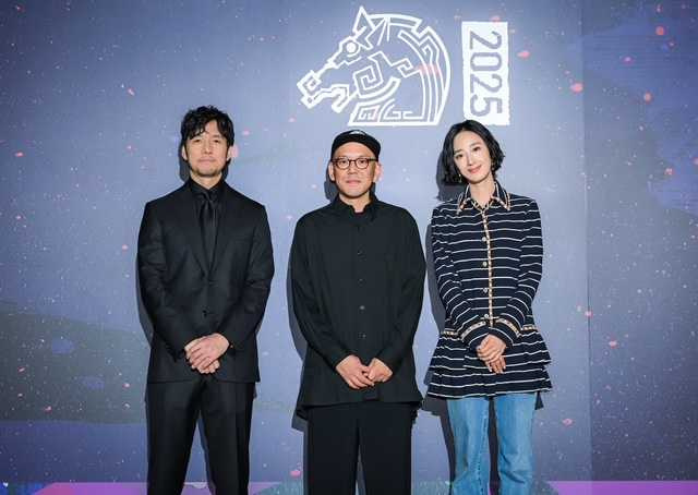 導演真利子哲也與日本影帝西島秀俊、金馬影后桂綸鎂。(圖/金馬影展執行委員會)