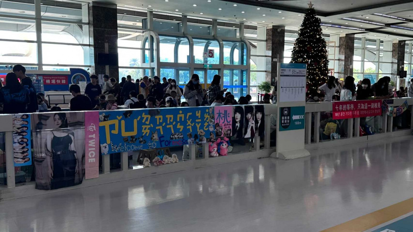 粉絲掛布條歡迎TWICE。（圖／王奕棋攝）