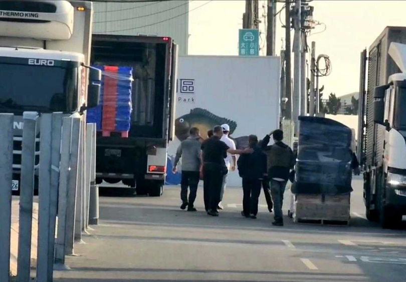 高雄市衛生局主任祕書廖哲宏與食品衛生科長謝米枝，今（5）日下午2時許親赴雲林口湖鄉，向口湖魚類生產合作社致歉。（圖／報系資料照）