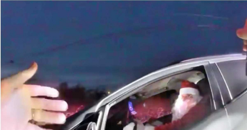 一對年長夫妻為給女兒驚喜，身穿聖誕老人與聖誕老婆婆服裝上路，途中因超速遭警方攔查。