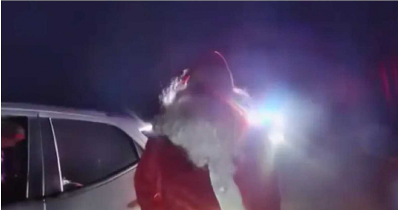 富爾頓郡警方最終未開罰，僅口頭提醒減速，並與聖誕老人合影留念。