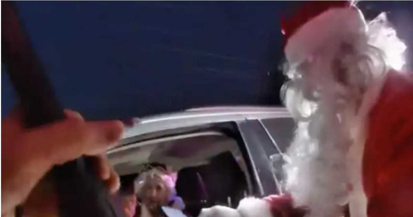 警用隨身攝影機拍下警方與「聖誕老人」互動畫面，雙方幽默對話讓現場氣氛輕鬆。