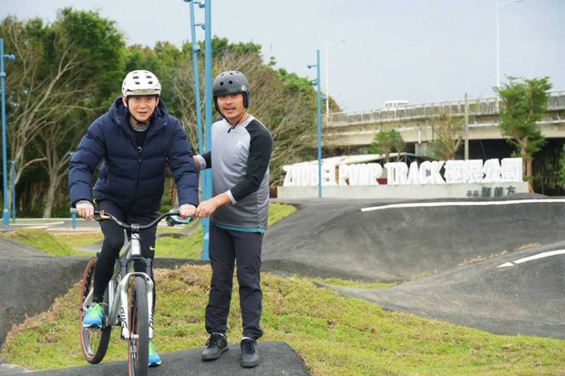 竹北市長鄭朝方(左)與極限運動玩家陳翰堃同框開箱1.5米高低差專業土坡場。(圖/翻攝自竹北市公所媒體群組)