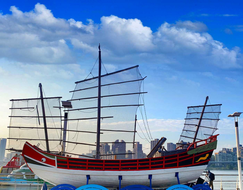 1869年滿載茶葉外銷紐約的戎克船今日依原樣複製重現在台北大稻埕碼頭。(圖/吳德亮攝影)