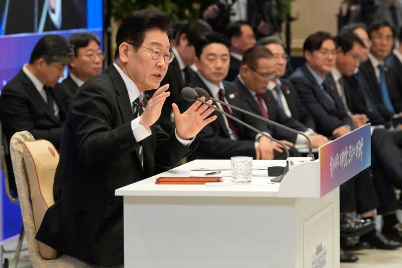 南韓總統李在明於1月27日在青瓦臺主持國務會議，強調行政效率不容拖延。