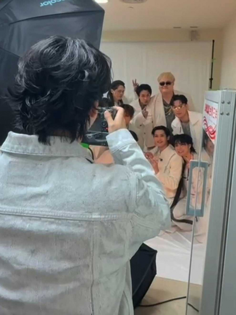 蕭煌奇化身攝影師，親自掌鏡為華納群星留下紅白舞台珍貴合照，繼當司機後再解鎖新技能。（圖／華納音樂提供）