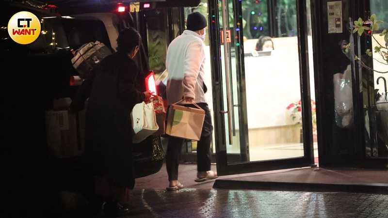 小倆口大包小包的把東西拎進住處。（圖／本刊攝影組）