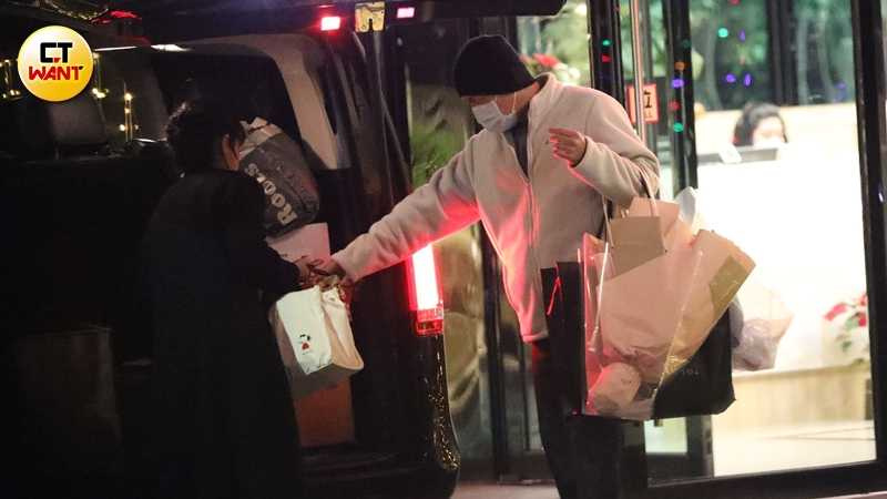 范逸臣貼心地接過田中千繪放在車上的物品。（圖／本刊攝影組）