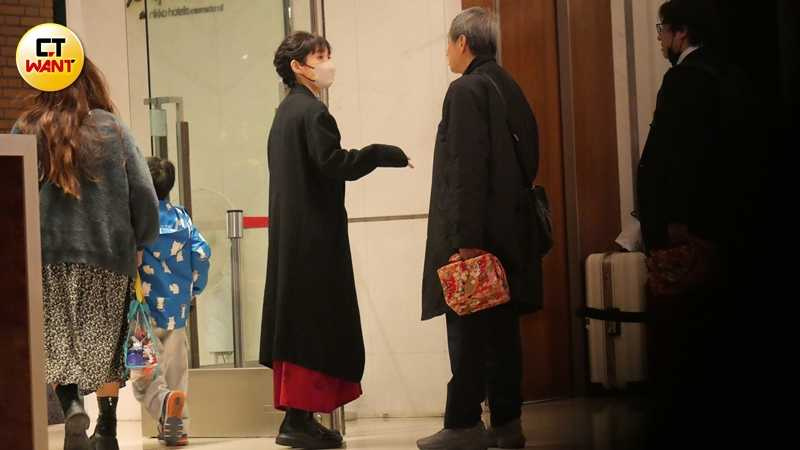 田中千繪送爸爸返回下榻酒店並道別。（圖／本刊攝影組）