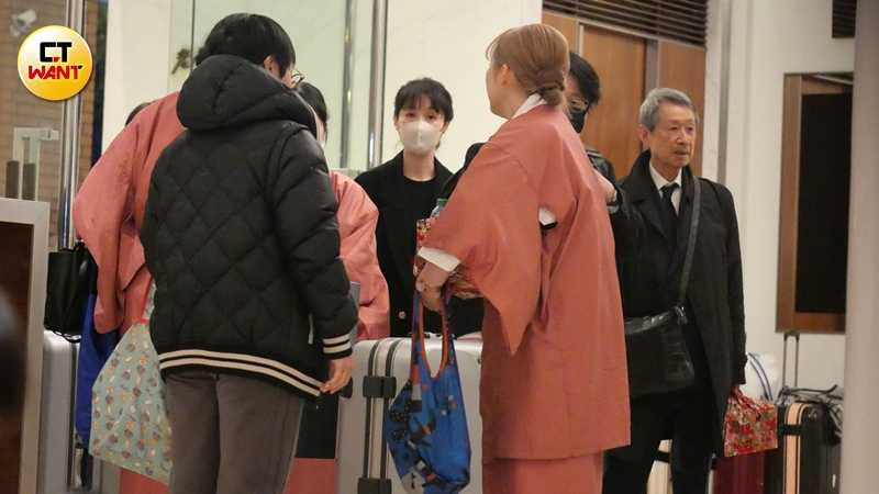 田中千繪與爸爸及工作人員一同搭車返回市區。（圖／本刊攝影組）