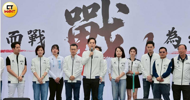 儘管「藍白合」喊得震天響，但329民眾黨「爭清白」宣講中，國民黨籍大票縣市長都缺席，僅立院黨團中的23名立委出席應援，因而讓「藍白合只限縮在立法院」傳言不脛而走。（圖／黃耀徵攝）