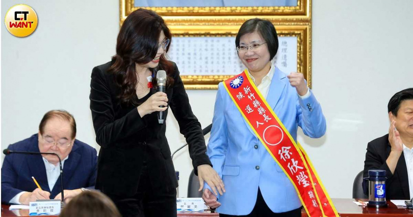 身在「小草」（民眾黨支持群別稱）大本營的新竹縣，國民黨立委徐欣瑩（右）是少數2026年底披藍袍問鼎百里侯選將者中，大方支持民眾黨創黨主席柯文哲的候選人。（圖／周志龍攝）
