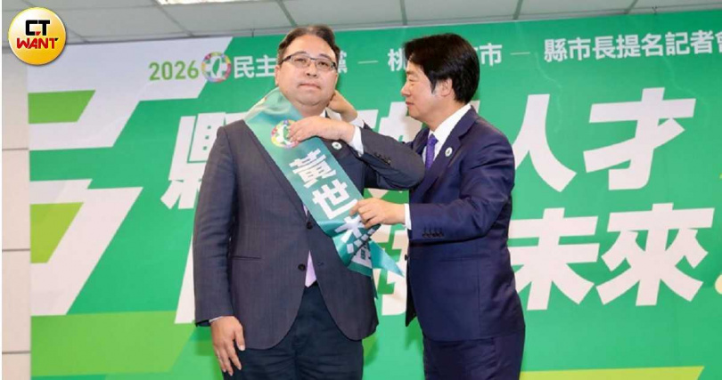 法務部次長黃世杰（左）獲總統賴清德（右）全力相挺競逐桃園市長。（圖／方萬民攝）