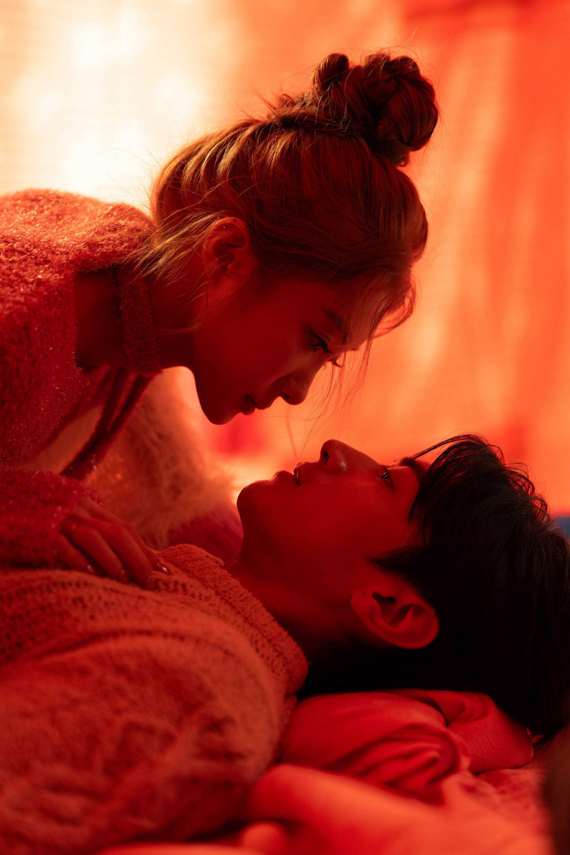 新歌MV特別邀來金鐘雙料提名男星宋柏緯擔綱男主角，兩人一起「裹棉被」演出。（圖／陳華提供）