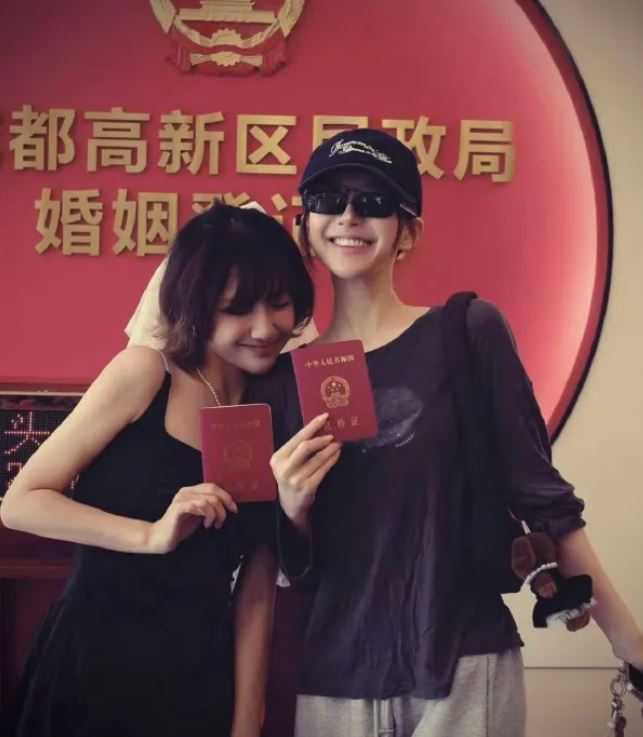 大陸演員魏笑於4月25日在成都高新區民政局低調登記結婚，閨密趙露思全程陪伴。（圖／翻攝自微博）