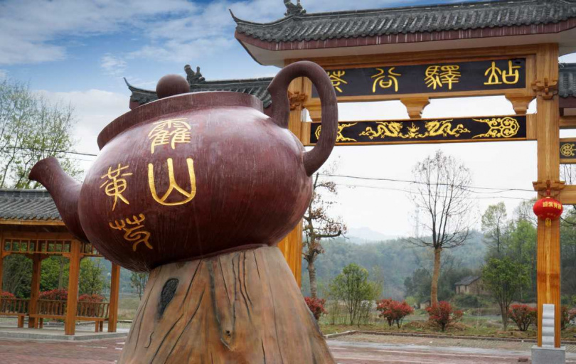 霍山縣城以霍山黃芽牌樓與大茶壺作為地標。（圖／吳德亮攝影）
