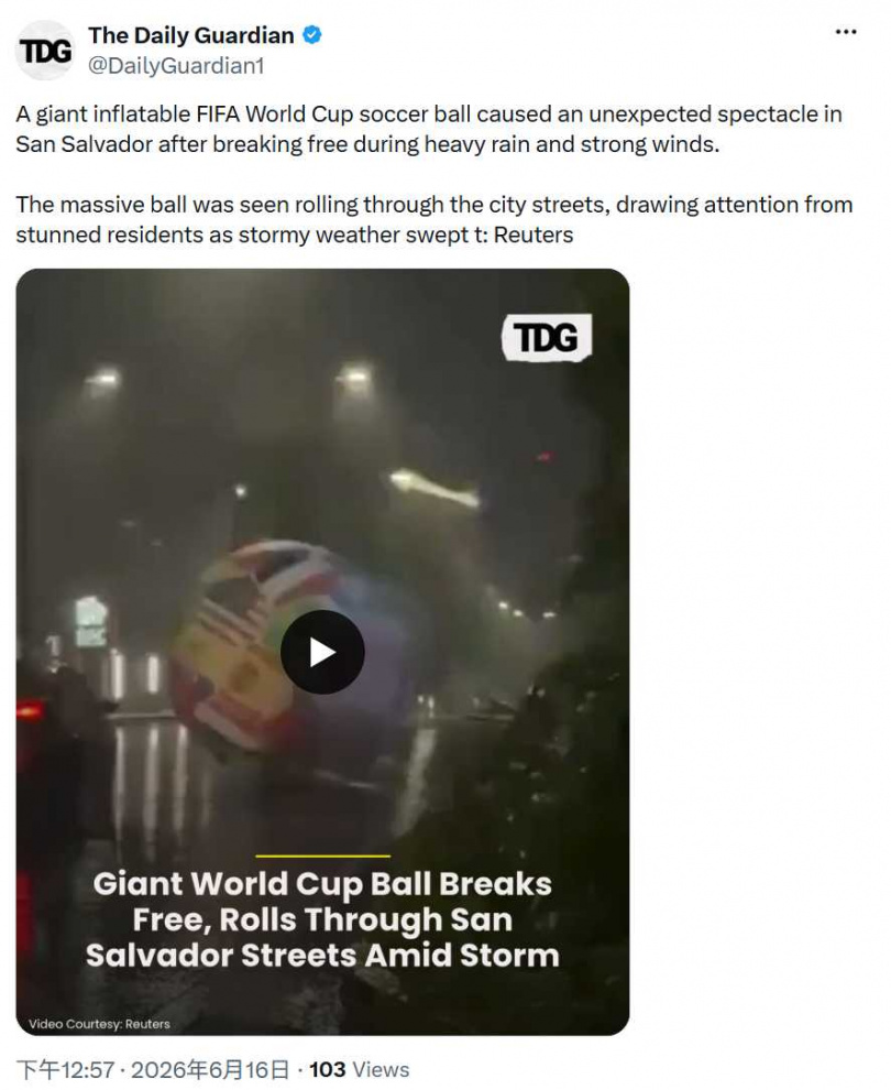 世界盃巨型充氣足球不敵暴風雨吹襲掙脫固定裝置，橫越多線車道的畫面在網路瘋傳。（圖／翻攝自X，@DailyGuardian1）